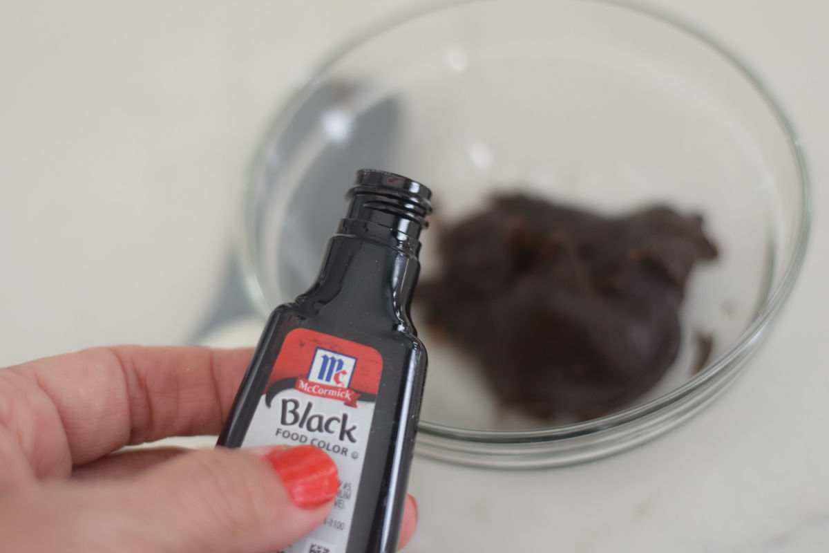 adding black food coloring to frosting 