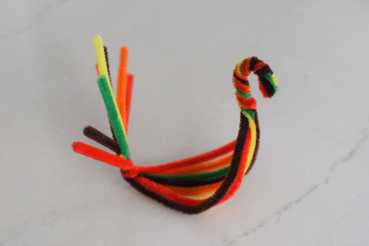 making a pipe cleaner turkey