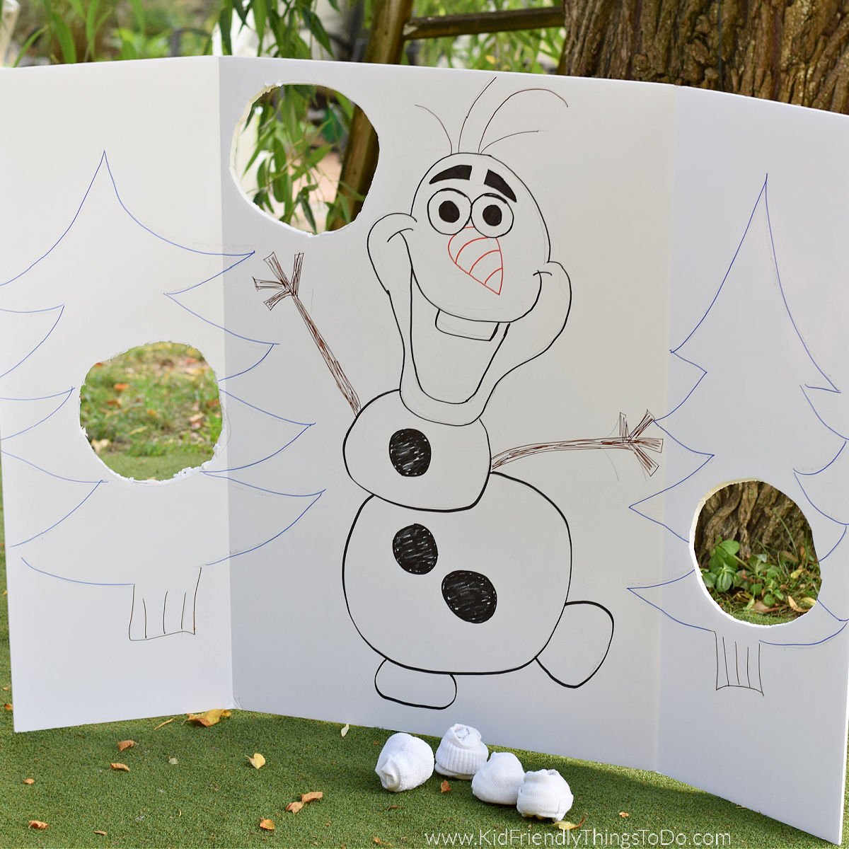 Olaf snowball toss game