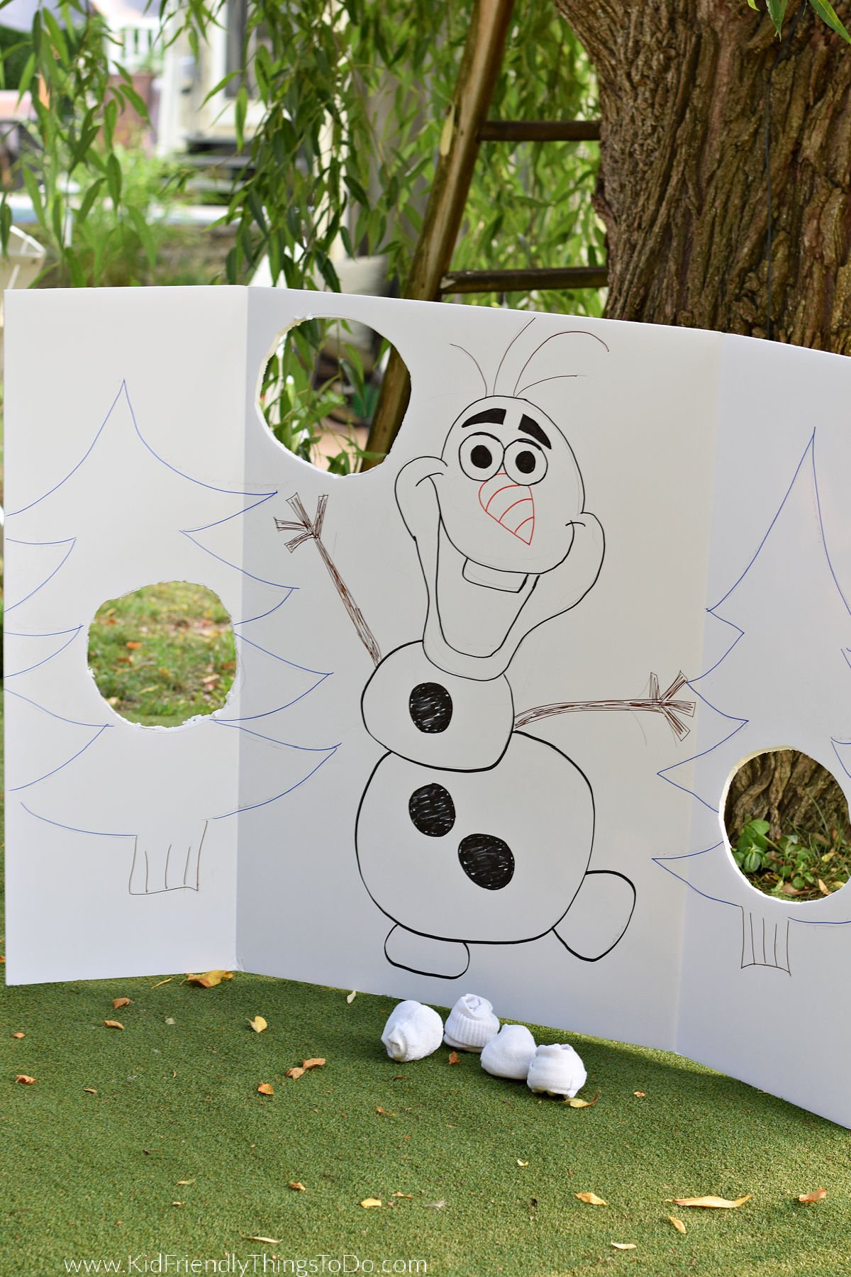 Olaf snowball toss game