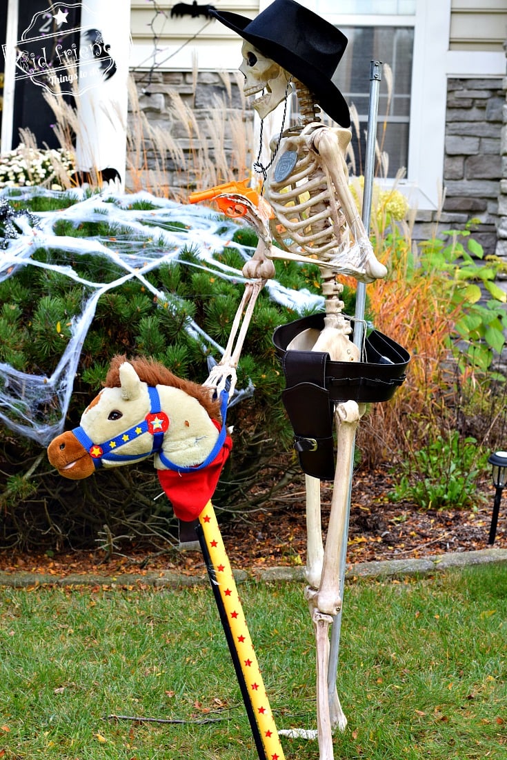 Over 19 Hilarious Skeleton Decorations For Your Yard On Halloween 2360