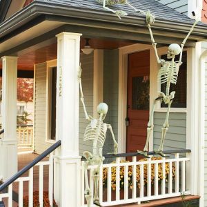 Read more about the article Over 19 Hilarious Skeleton Decorations For Your Yard on Halloween | Kid Friendly Things To Do