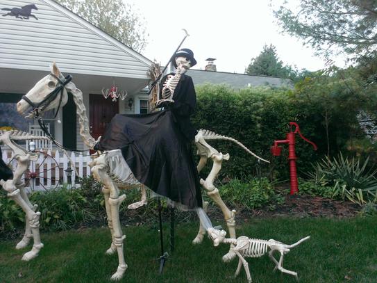 Funny Skeleton Scene for Yard