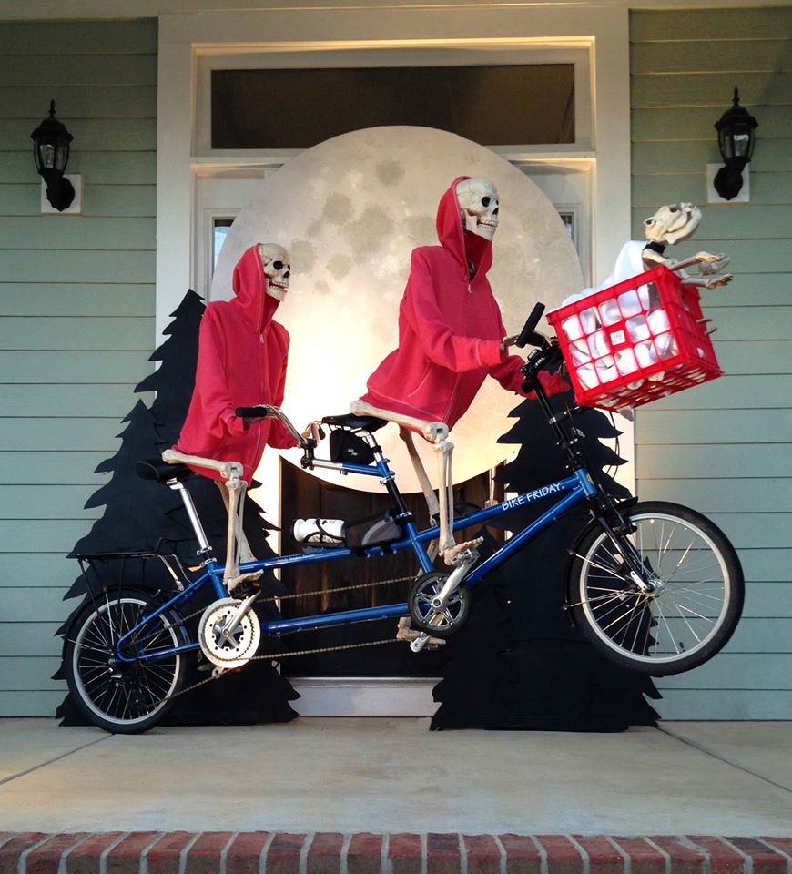 Over 19 Hilarious Skeleton Decorations For Your Yard On Halloween 0618