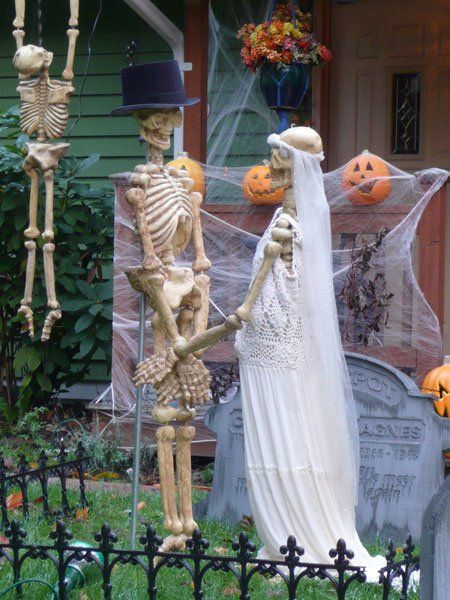 Over 19 Hilarious Skeleton Decorations For Your Yard On Halloween 3073