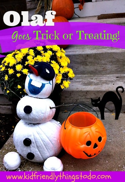Olaf from Frozen on Halloween! What an awesome way to decorate your porch for Halloween! The trick or treaters wil go crazy!