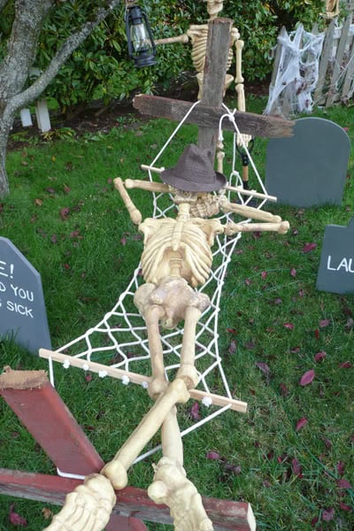 Over 19 Hilarious Skeleton Decorations For Your Yard On Halloween