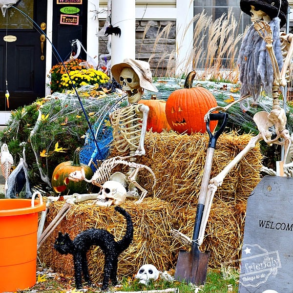 Over 19 Hilarious Skeleton Decorations For Your Yard on Halloween