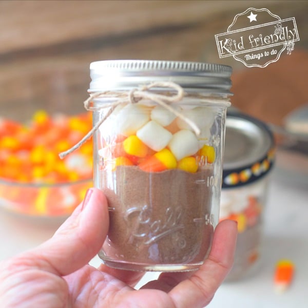 Mason Jar Hot Chocolate Gift {for Fall!} | Kid Friendly Things To Do
