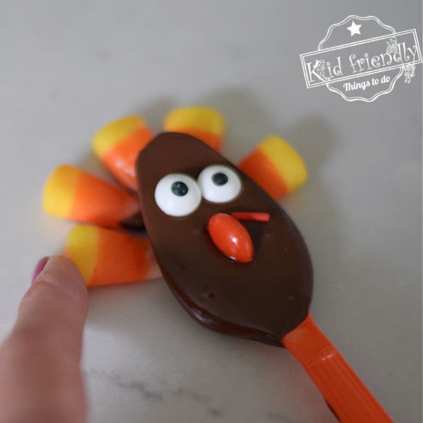 Read more about the article Turkey – Thanksgiving Hot Chocolate Spoons | Kid Friendly Things To Do
