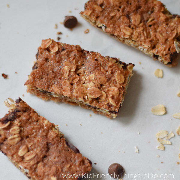 You are currently viewing Chewy Oatmeal Bars {Chocolate Chip} | Kid Friendly Things To Do
