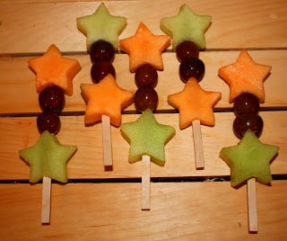 Over 20 Non-Candy, healthy fruit and vegetable Christmas snacks for kids school classroom Christmas parties - www.kidfriendlythingstodo.com 