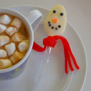 Chocolate Snowman Spoon for a fun Christmas or Winter treat with kids. Great for the hot chocolate bar! www.kidfriendlythingstodo.com