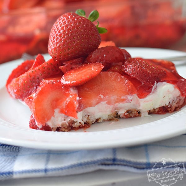 Read more about the article Mom’s Recipe for Strawberry Pretzel Salad