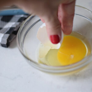 how to remove egg shell from bowl