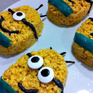 Minion Rice Krispies Treats Fun Food Idea - What a fun idea that all kids at the birthday party will love! The Minions even have fruit roll up pants! Fun!