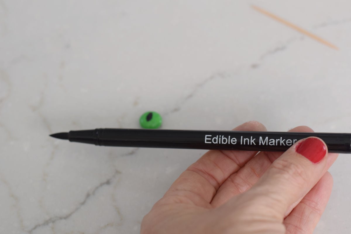 making cat eyes with edible marker and M&M