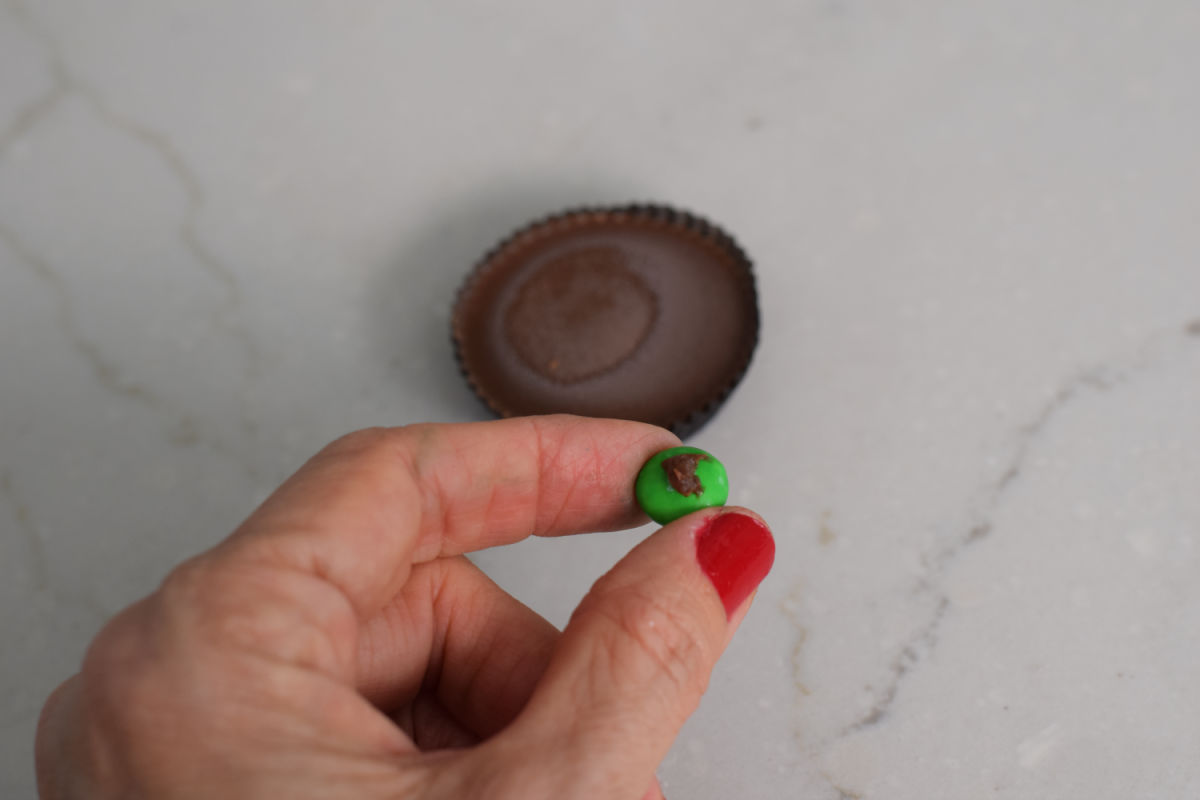 chocolate frosting on M&M
