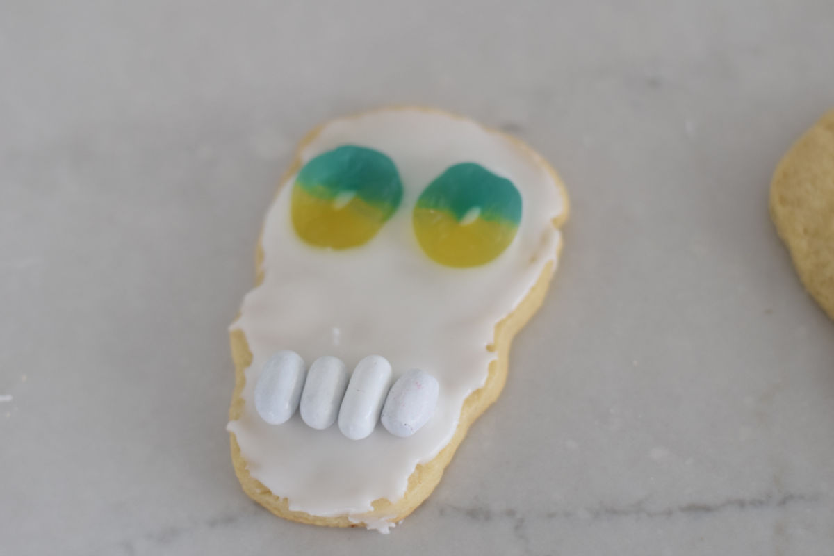 decorating day of the dead cookies