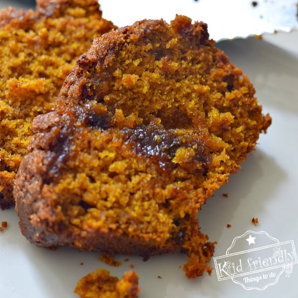 Pumpkin Spice Bread With a Brown Sugar Crumb Topping | Kid Friendly Things To Do