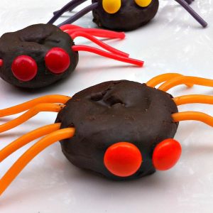 Easy as 1,2,3! Spider Doughnuts for a fun food Halloween Treat! KidFriendlyThingsToDo.com