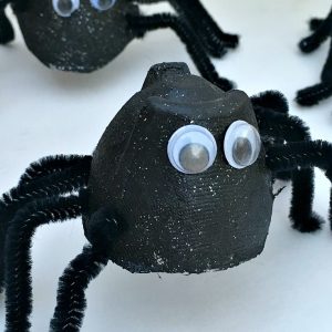 Egg Carton Spider Craft - Perfect for Halloween or a unit on Bugs! - KidFriendlyThingsToDo.com