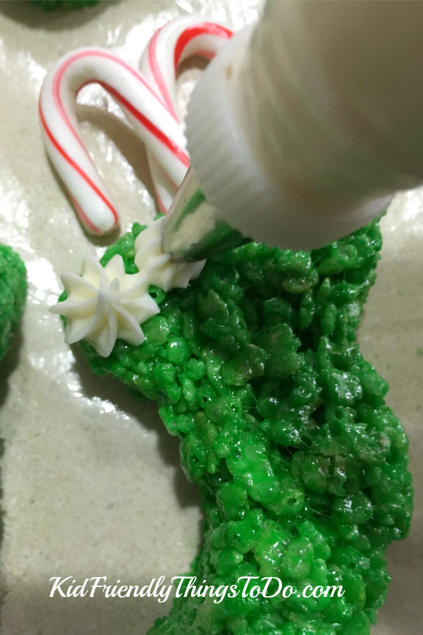 I love these! Christmas Stocking Rice Krispies Treats with easy Fruit Roll Up Bows, stuffed with candy canes! So awesome for a fun food at Christmas! - KidFriendlyThingsToDo.com