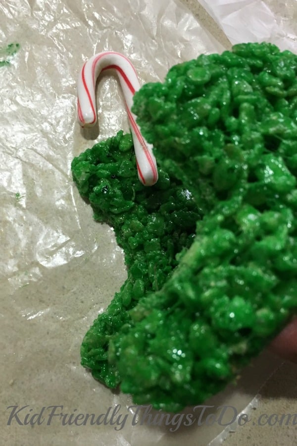 I love these! Christmas Stocking Rice Krispies Treats with easy Fruit Roll Up Bows, stuffed with candy canes! So awesome for a fun food at Christmas! - KidFriendlyThingsToDo.com