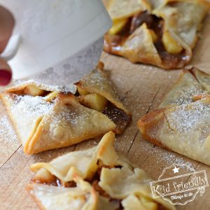 Read more about the article Easy Caramel Apple Hand Pies | Kid Friendly Things To Do