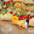Easy Cheesy Garlic Bread Bites with toppings - www.kidfriendlythingstodo.com