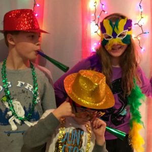 DIY Party Photo Backdrop for New Years, Christmas or anytime! Get supplies at the Dollar Tree! - KidFriendlyThingsToDo.com