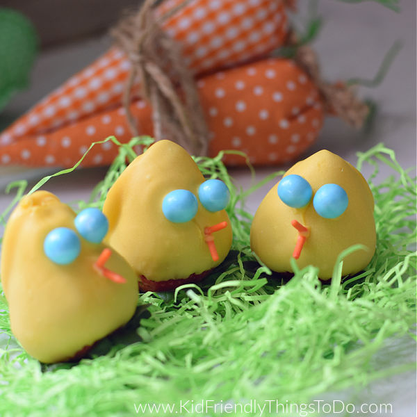 You are currently viewing Spring Chicks Chocolate Covered Strawberries {Easy Easter Treat}