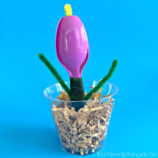 A plastic spoon flower for Mother's Day or teacher gift! - KidFriendlyThingsToDo.com