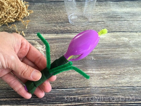 A plastic spoon flower for Mother's Day or teacher gift! - KidFriendlyThingsToDo.com