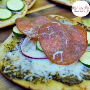 Read more about the article Grilled Pesto Zucchini and Salami Flatbread Pizza Recipe