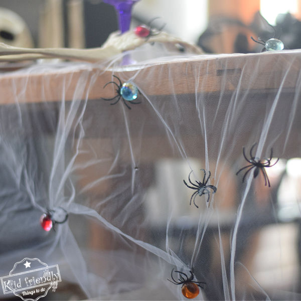 Read more about the article DIY Spooky Halloween Table Decoration {Tablecloth Idea}