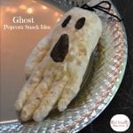 A Simple and Fun Ghost Popcorn Treat - Make this cute ghost, for a fun and easy Halloween Snack for kids! www.kidfriendlythingstodo.com