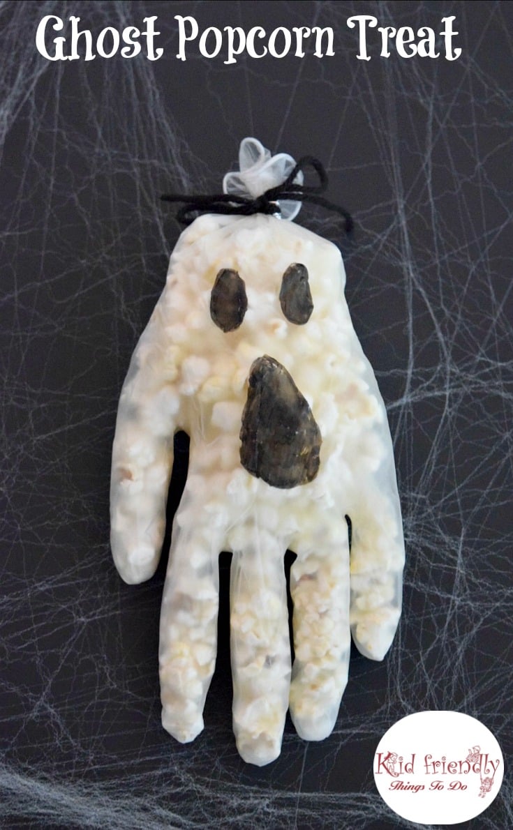 A Simple and Fun Ghost Popcorn Treat - Make this cute ghost, for a fun and easy Halloween Snack for kids! www.kidfriendlythingstodo.com