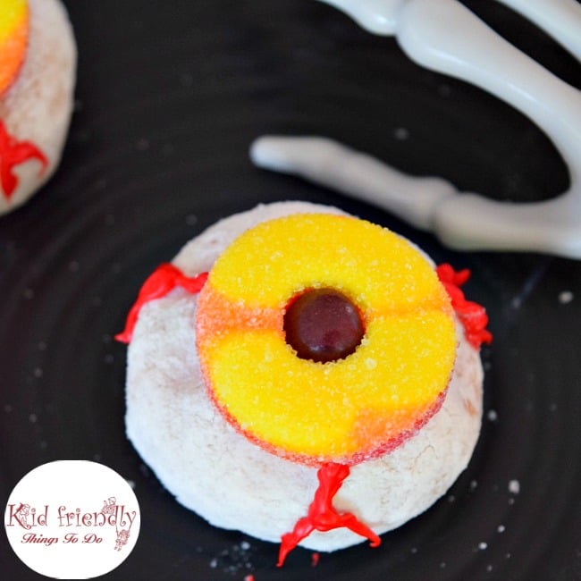 Creepy Bloodshot Eyeball Doughnut fun food for Halloween - These are a ton of fun and so easy to make! Make this fun treat for Halloween parties or a fun breakfast! www.kidfriendlythingstodo.com