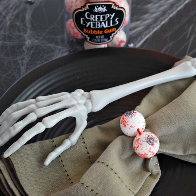 DIY eyeball bubble gum napkin rings