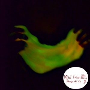Read more about the article How To Make Glow In The Dark Slime Using An Easy 4 Ingredient Recipe