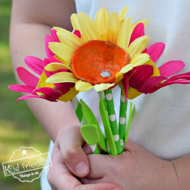 Egg carton flower craft for kids to make. Easy DIY flower craft for kids to make. Perfect for spring, Mother's Day, summer, preschool and school craft! www.kidfriendlythingstodo.com