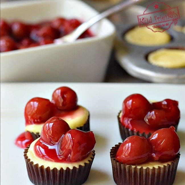 Vanilla Wafer Crust Mini Cheesecake Bites. Easy to make and perfect for your fun parties. Great dessert - www.kidfriendlythingstodo.com