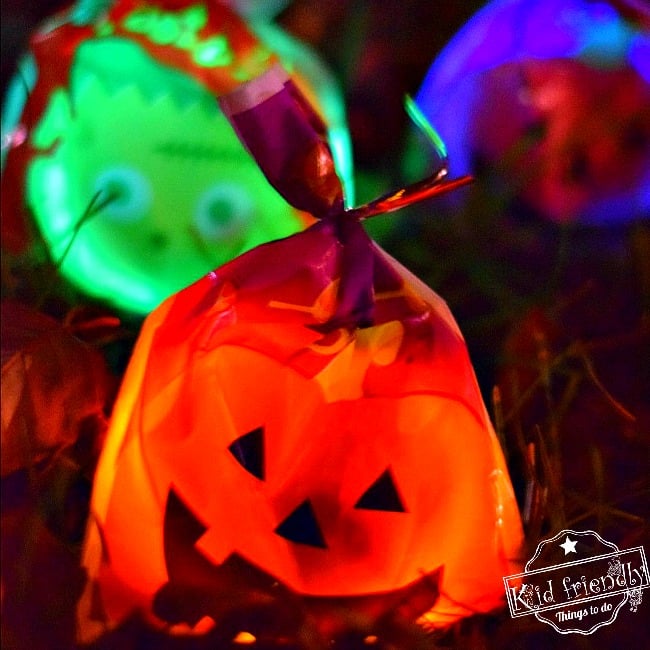 A Glow in the Dark Halloween Candy Hunt Idea for Kids! - Such a fun party idea or just a fun family idea - Light up the night and hunt for candy! Fun DIY! www.kidfriendlythingstodo.com