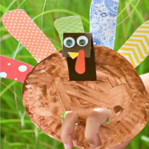 turkey paper plate craft for Thanksgiving
