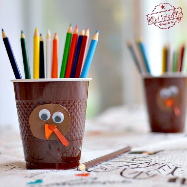 You are currently viewing Adorable and Easy DIY Turkey Coloring Cups for the Kids at the Thanksgiving Table