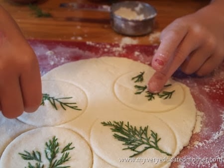 Over 29 DIY Homemade Salt Dough Ornaments for the Kids to Make this Christmas! Great Salt Dough recipes and ideas for the tree! - www.kidfriendlythingstodo.com