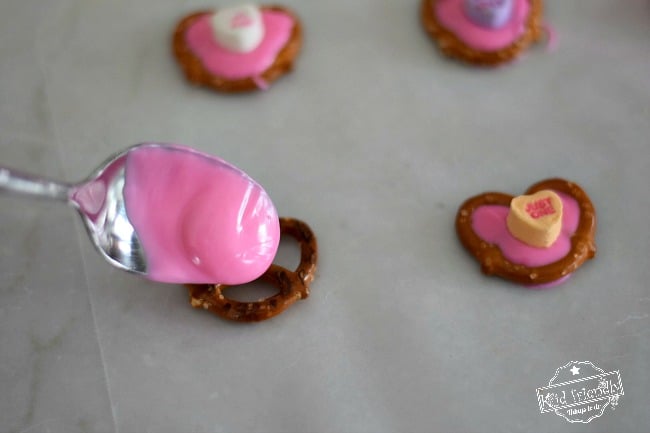 Conversation Hearts Chocolate Pretzels for a Fun Valentine's Treat - Easy to make and so cute! Perfect for parties, snack or dessert! www.kidfriendlythingstodo.com