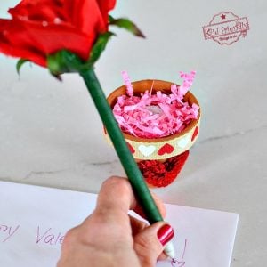 Love this Easy DIY Flower Pen and Terra Cotta Pot Craft for a Valentine's Day Gift - Perfect for kids or teens to make and give away! So Cute & easy! Perfect for school parties or a gift for your love! www.kidfriendlythingstodo.com