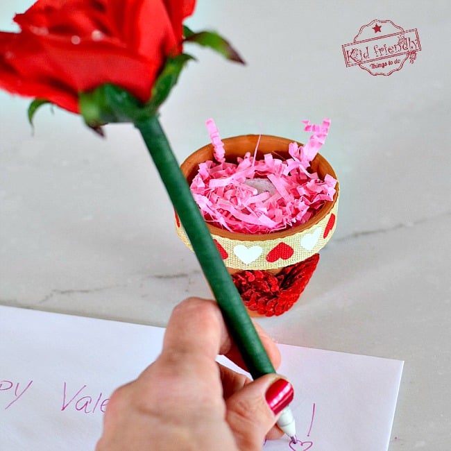 You are currently viewing Easy DIY Flower Pen and Terra Cotta Pot Craft for a Valentine’s Day Gift